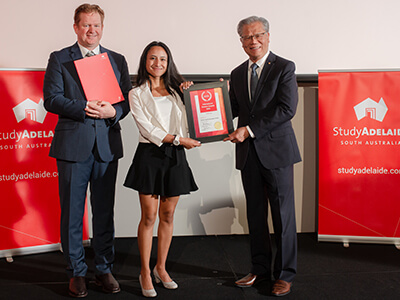 Maria Camila Gonzalez Davila从南澳州教育推广署主席Sean Keenihan以及南澳州总督Hieu Van Le阁下手中接过表彰证书