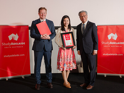 Thi Minh Vu Hoang从南澳州教育推广署主席Sean Keenihan以及南澳州总督Hieu Van Le阁下手中接过表彰证书