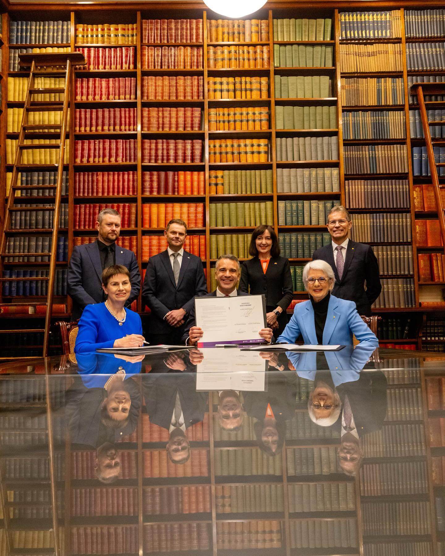 南澳大利亚大学和阿德莱德大学于 2023 年 7 月 2 日签署了Heads of Agreement。从左至右:前:南澳大学校长 Pauline Carr、南澳州州长 Peter Malinauskas、阿德莱德大学校长 Catherine Branson;后排:南澳大学副校长 David Lloyd、南澳州财务主管 Stephen Mullighan、南澳州副州长 Susan Close 和阿德莱德大学副校长 Peter Høj