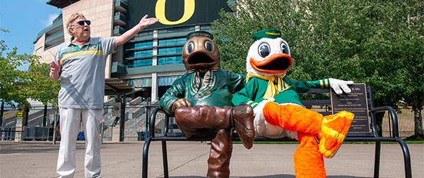 Autzen体育场的新朋友——《鸭子和我》雕像