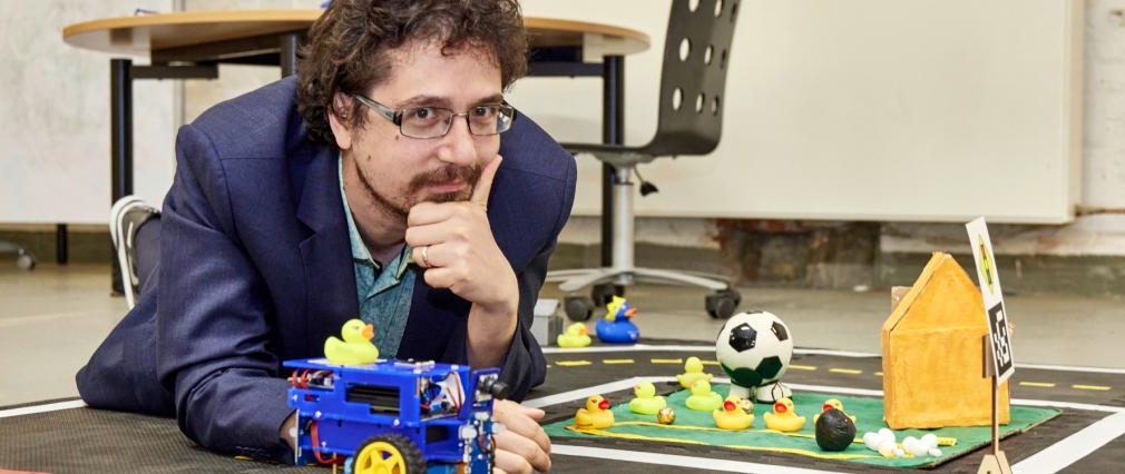 一个全面人才：Francesco Maurelli教授是一位机器人专家、企业家，现为全球青年学院成员