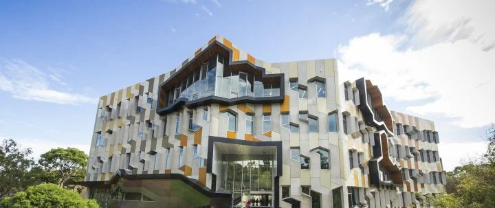 最新QS世界大学排名，乐卓博攀升74位，澳洲Top20中进步最大！